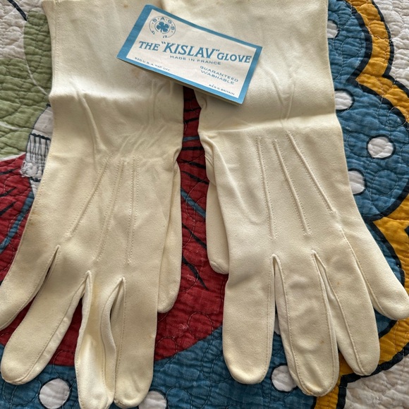 Kislav Accessories - A VINTAGE FIND! Women’s kidskin gloves